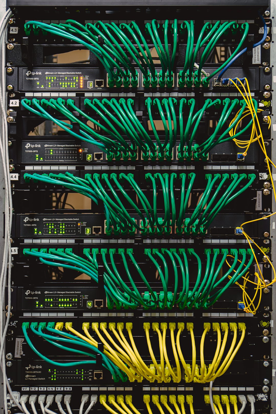 a-rack-with-many-wires-and-wires-attached-to-it-ca9ex6yvrgw